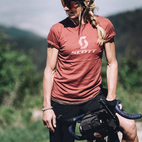 Eine Frau sitzt auf ihrem Gravelbike