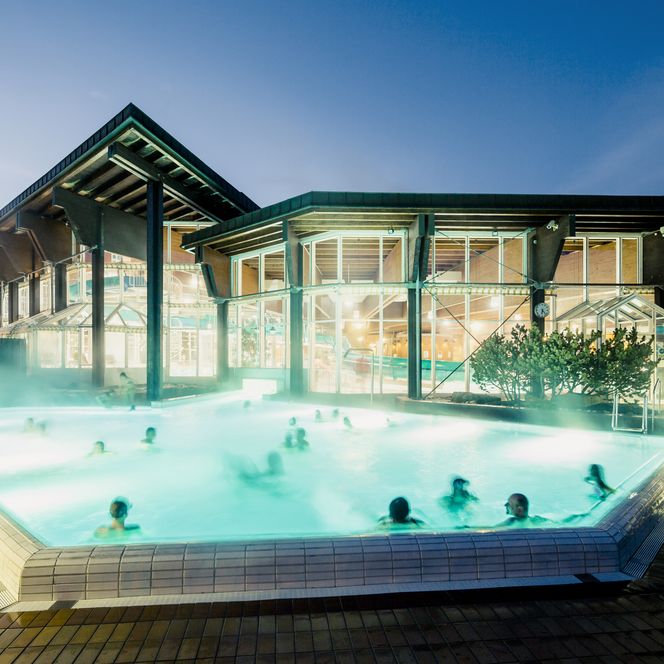 Personen im Außenbecken des Panorama Bad in Freudenstadt