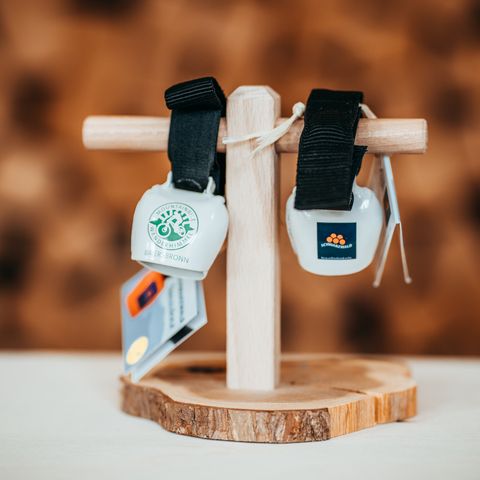 Zwei Trailglöckchen hängen an einem Holzständer