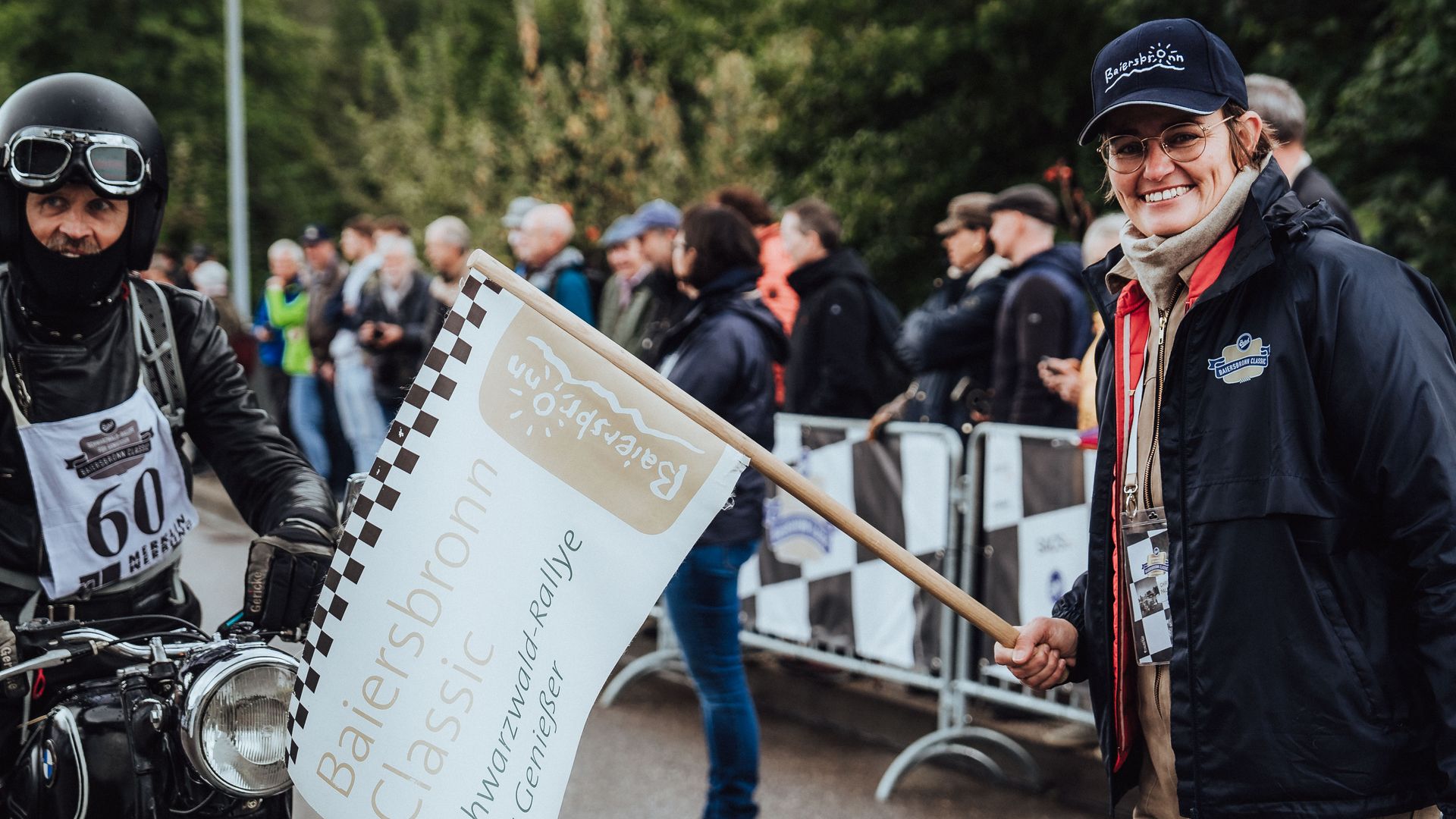 Tourismusdirektorin Christina Palma Diaz mit der Startflagge beim Start des Ruhestein Bergrennens der Baiersbronn Classic