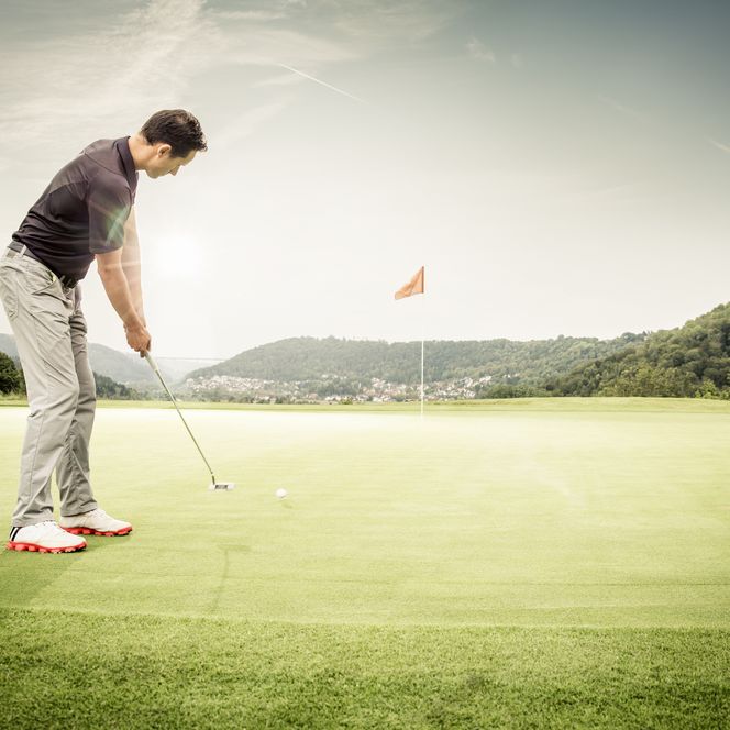 Ein Golfspieler spielt auf der Range eines Golfplatzes