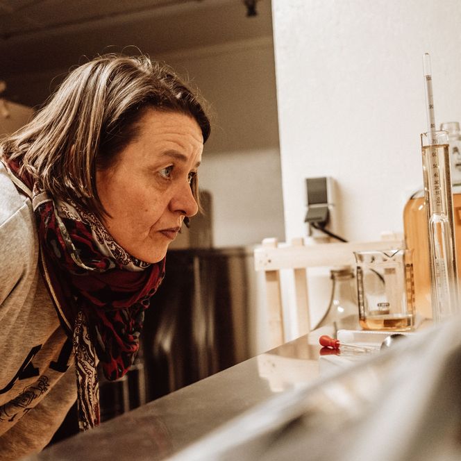 Kathrin Schray, Schnapsbrennerin aus Schönmünzach, beim Destillieren einer Spirituose