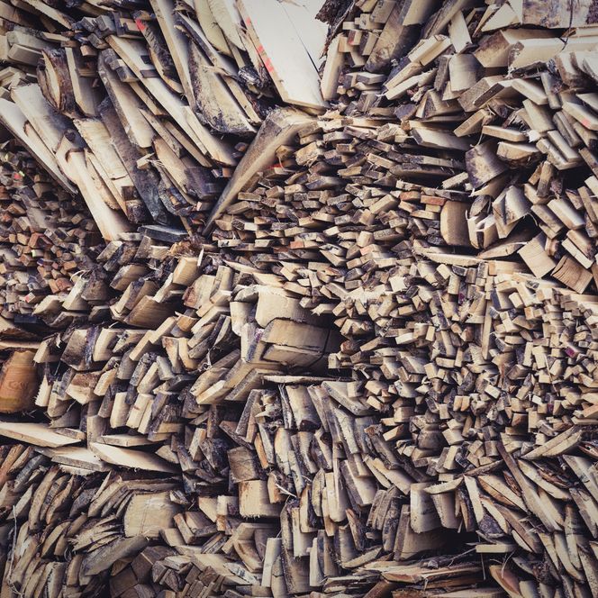 verschieden große Holzbretter auf einem Stapel