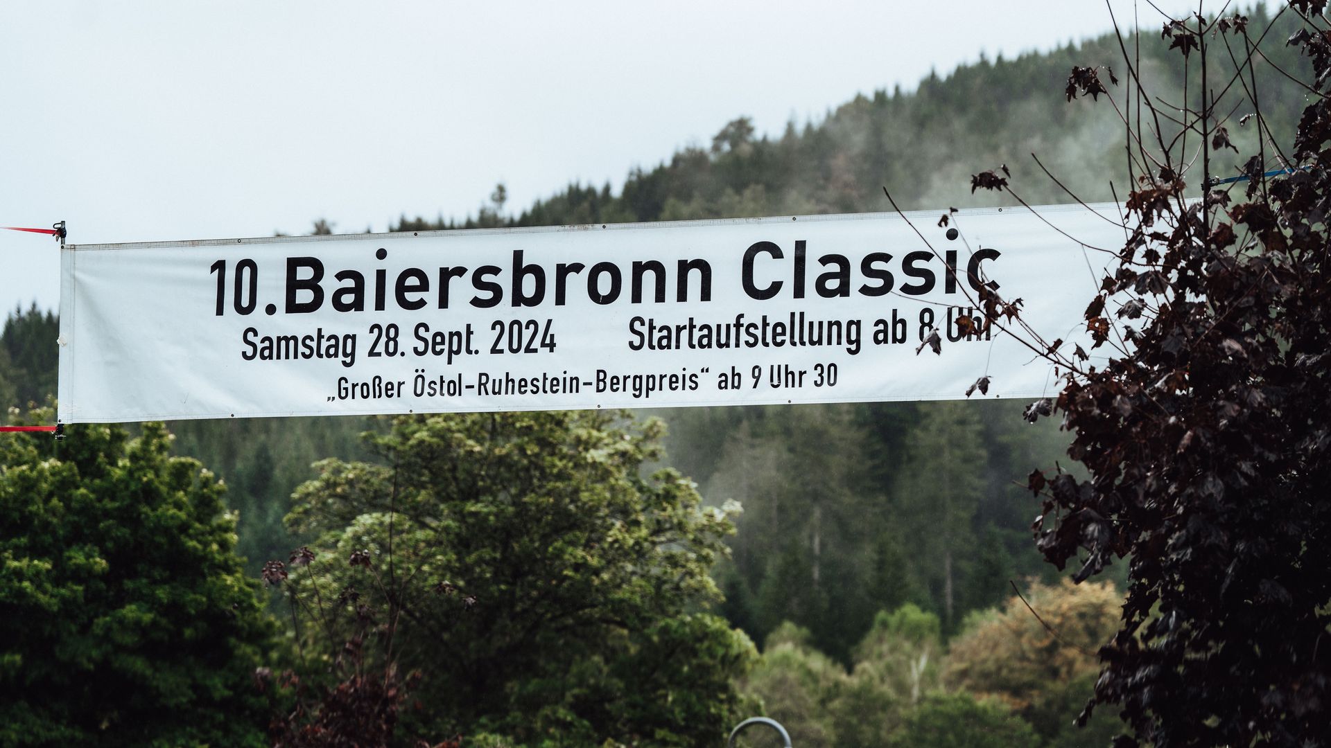 Straßenbanner mit Informationen zum Start der Baiersbronn Classic