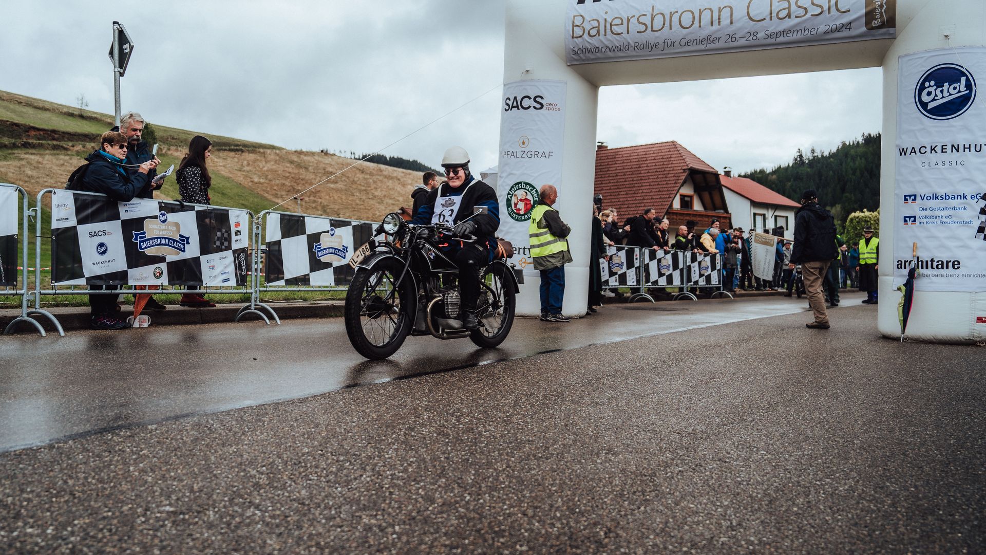 Ein Teilnehmer der Baiersbronn Classic fährt auf seinem Oldtimer Motorrad durch den Startbogen