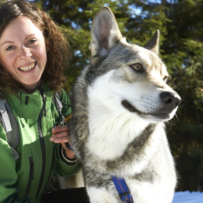 Rangerin Friederike Schneider mit ihrem Hund im Nationalpark Schwarzwald
