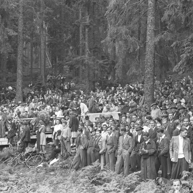 Zahlreiche Zuschauer stehen am Rand der Strecke des ersten Ruhestein Bergrennens 1946
