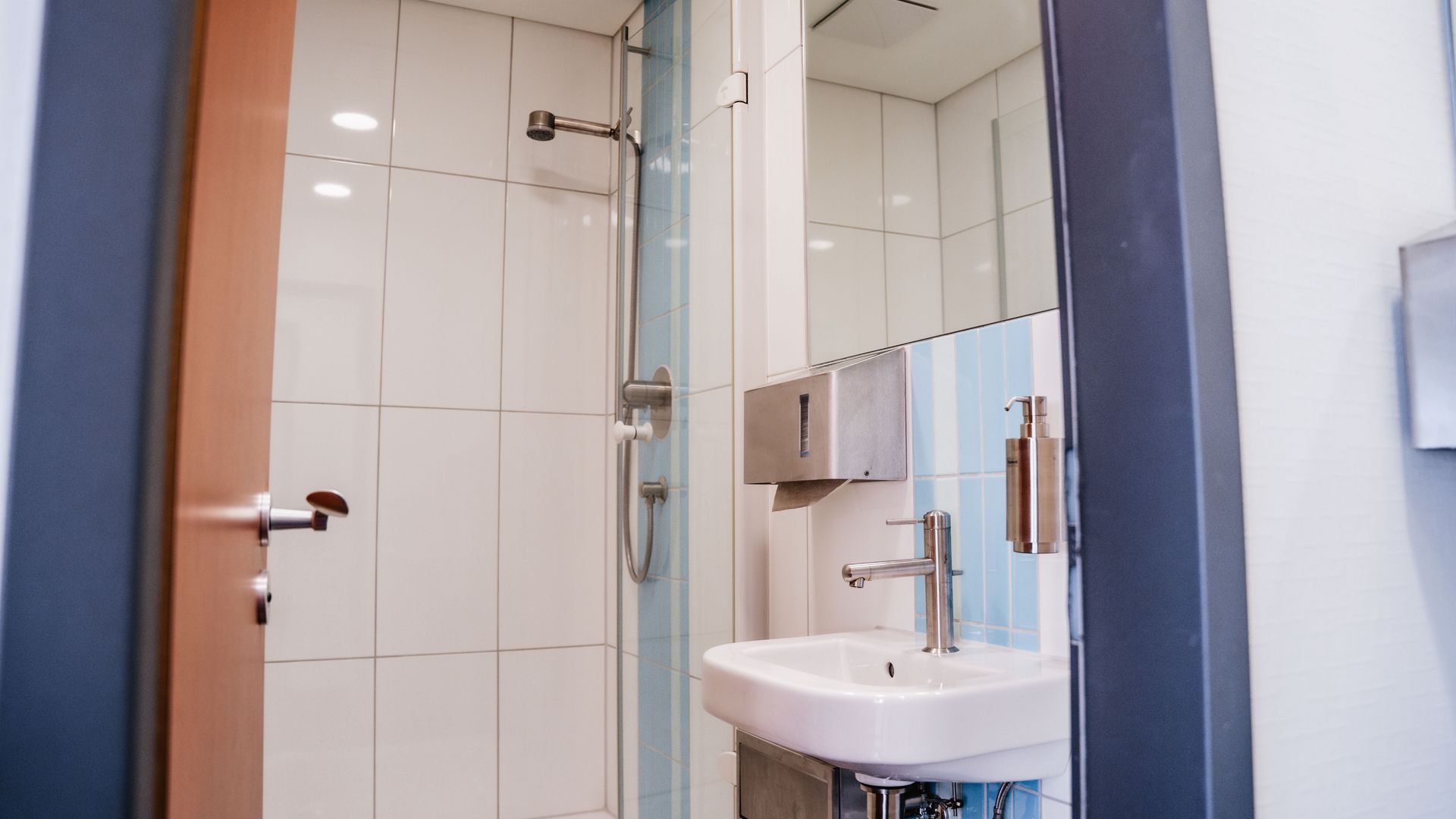 Tolietten und Dusche in einer Künstlergarderobe in der Schwarzwaldhalle Baiersbronn