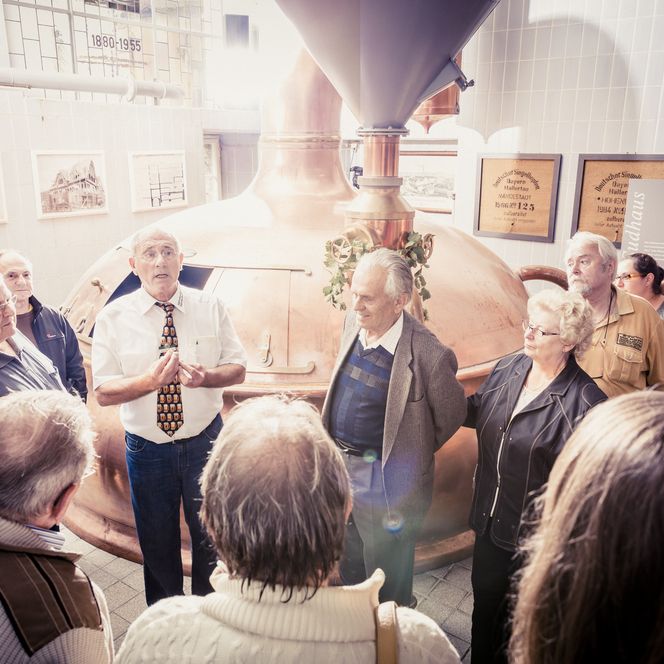 Mehrere Personen bei einer Führung durch das Braumuseum von Alpirsbacher Klosterbräu