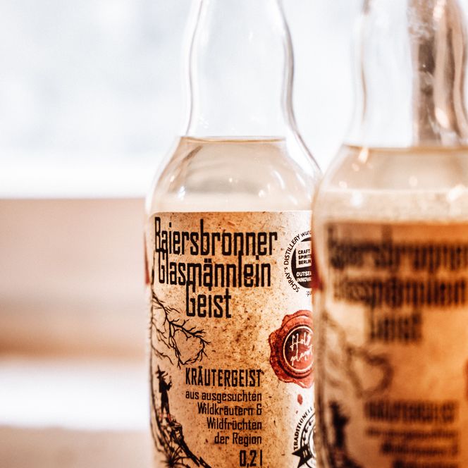 Eine Flasche Baiersbronner Glasmännlein Geist von Schray´s Destillery aus Schönmünzach