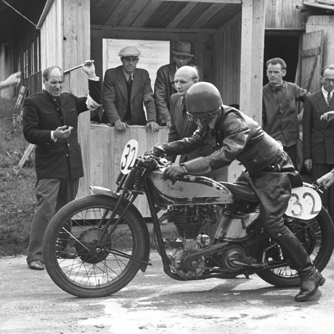 Motorradfahrer beim Start zum ersten Ruhestein Bergrennen in Baiersbronn 1946