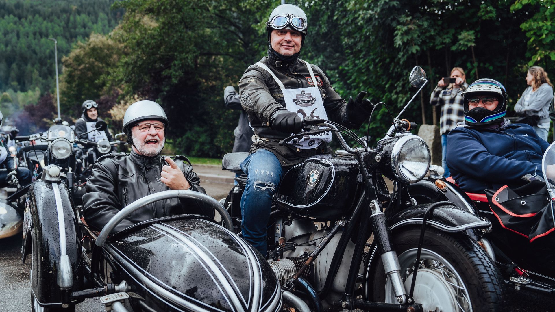 Teilnehmer der Baiersbronn Classic auf ihrem Oldtimer Motorrad mit Seitenwagen
