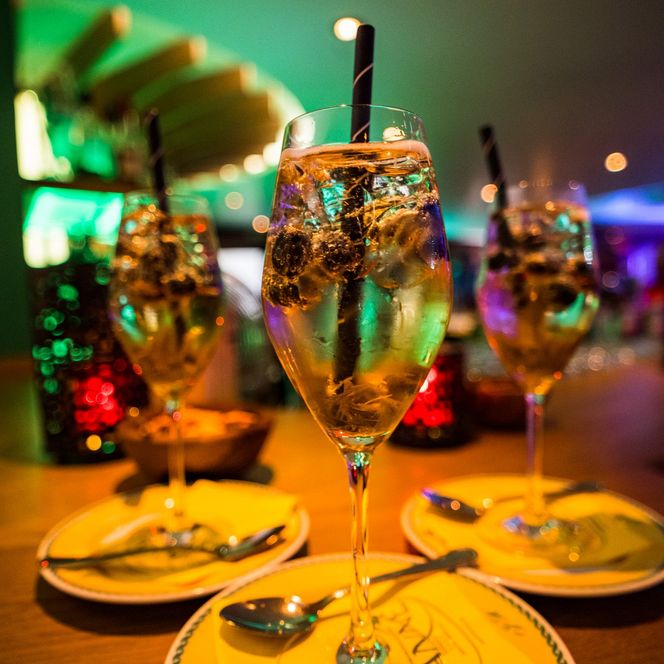 Ein Aperitiv mit heimischen Fichtenspitzen aus der Hotelbar im Wellnesshotel Tanne in Tonbach