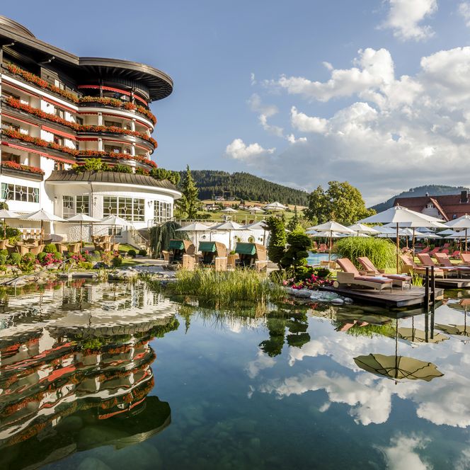 Außenansicht vom Hotel Bareiss in Mitteltal mit Naturschwimmteich