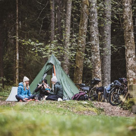 Drei Frauen beim Zelten auf ihrem Gravelbikepacking-Ausflug