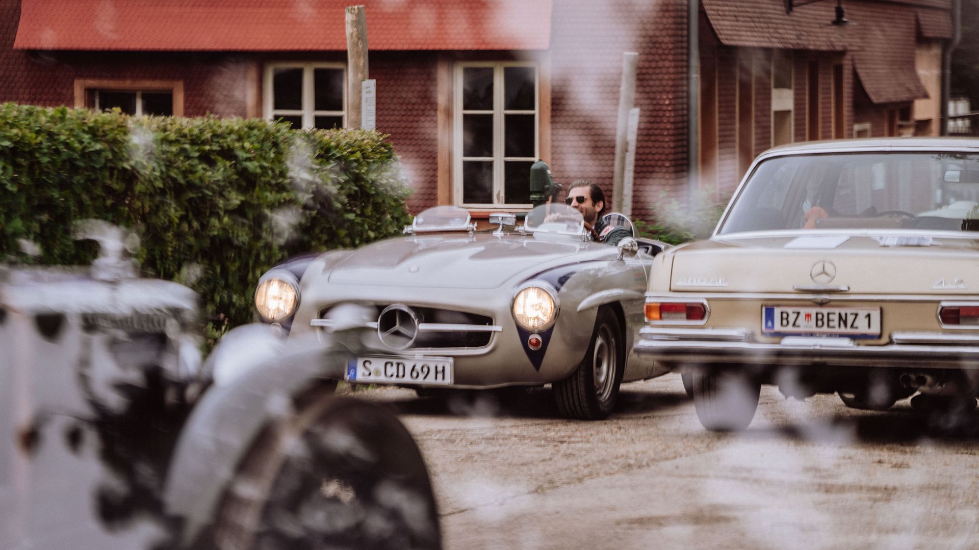 Teilnehmer in einem Mercedes Oldtimer-Cabrio auf dem Gelände der Baiersbronn Classic