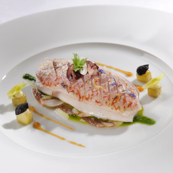 Angerichtetes Fine-Dining-Gericht des Sternerestaurants im Hotel Bareiss in Mitteltal