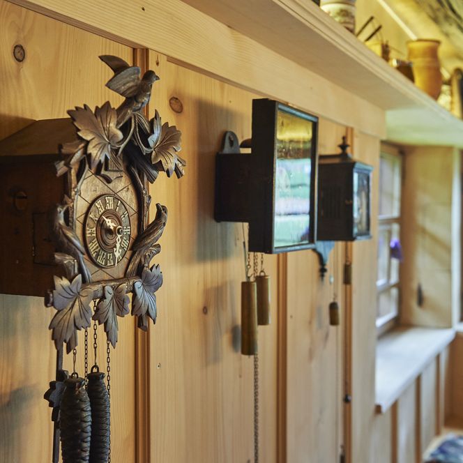 Kuckucksuhren hängen an den Wänden im Christleshof in Baiersbronn