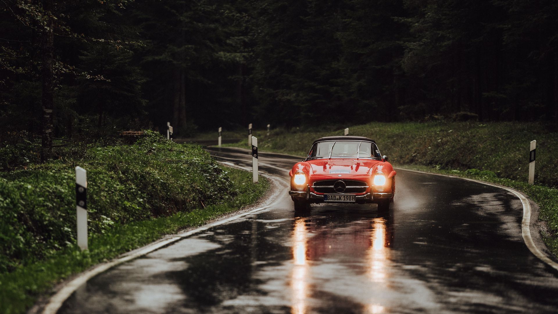Ein roter Mercedes Oldtimer auf einer Strecke der Baiersbronn Classic im Regen