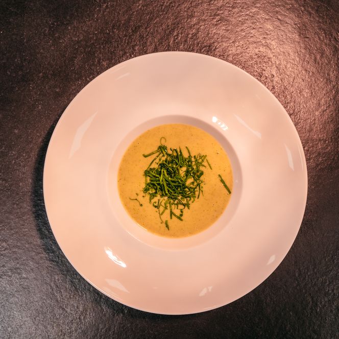 Kürbiscremesuppe mit Kräuterdekoration