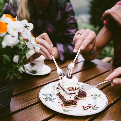 Drei Personen essen ein Stück einer Schwarzwälder Kirschtorte in Baiersbronn
