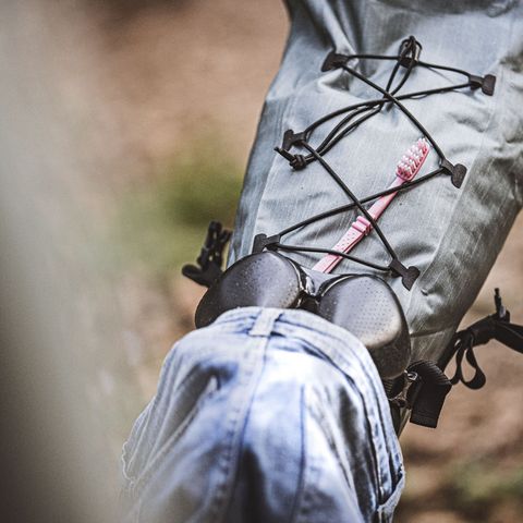 Ein Rucksack auf dem Gepäckträger eines Gravelbikes