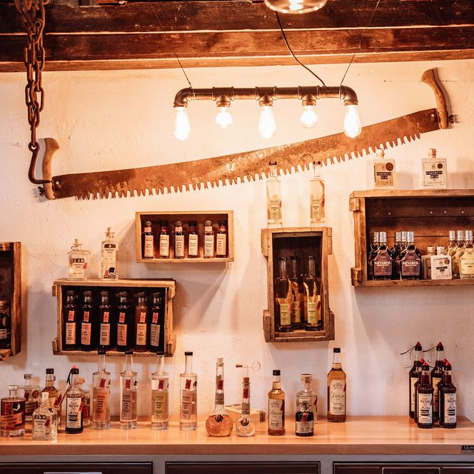 Produkte von Schray´s Destillery in den Regalen der Schnapsbrennerei von Kathrin Schray in Schönmünzach