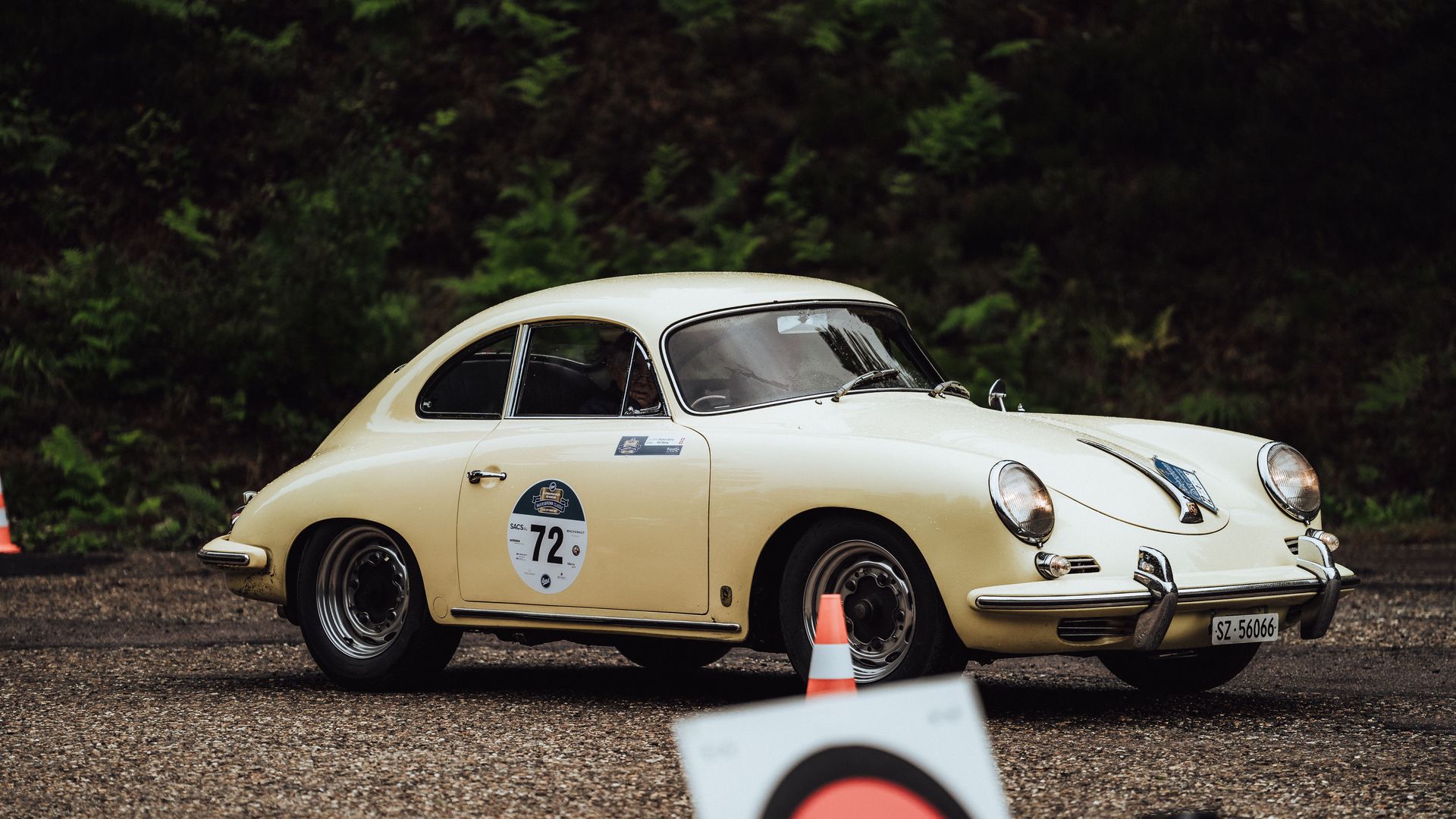 Ein Oldtimer bei einer Fahrprüfung der Baiersbronn Classic