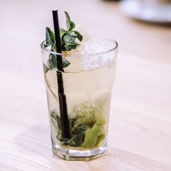 Cocktail mit frischer Minze und Limetten, gemixt von den Baiersbronner Miniköchen