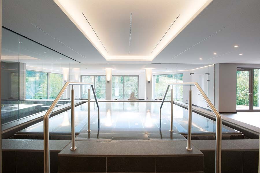 Indoor Pool im Hotel Traube in Tonbach