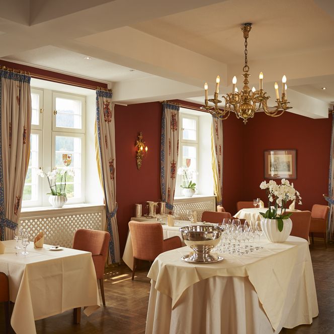 Gedeckte Tische im Werner´s Fine Dining Restaurant im Schloss Eberstein in Gernsbach