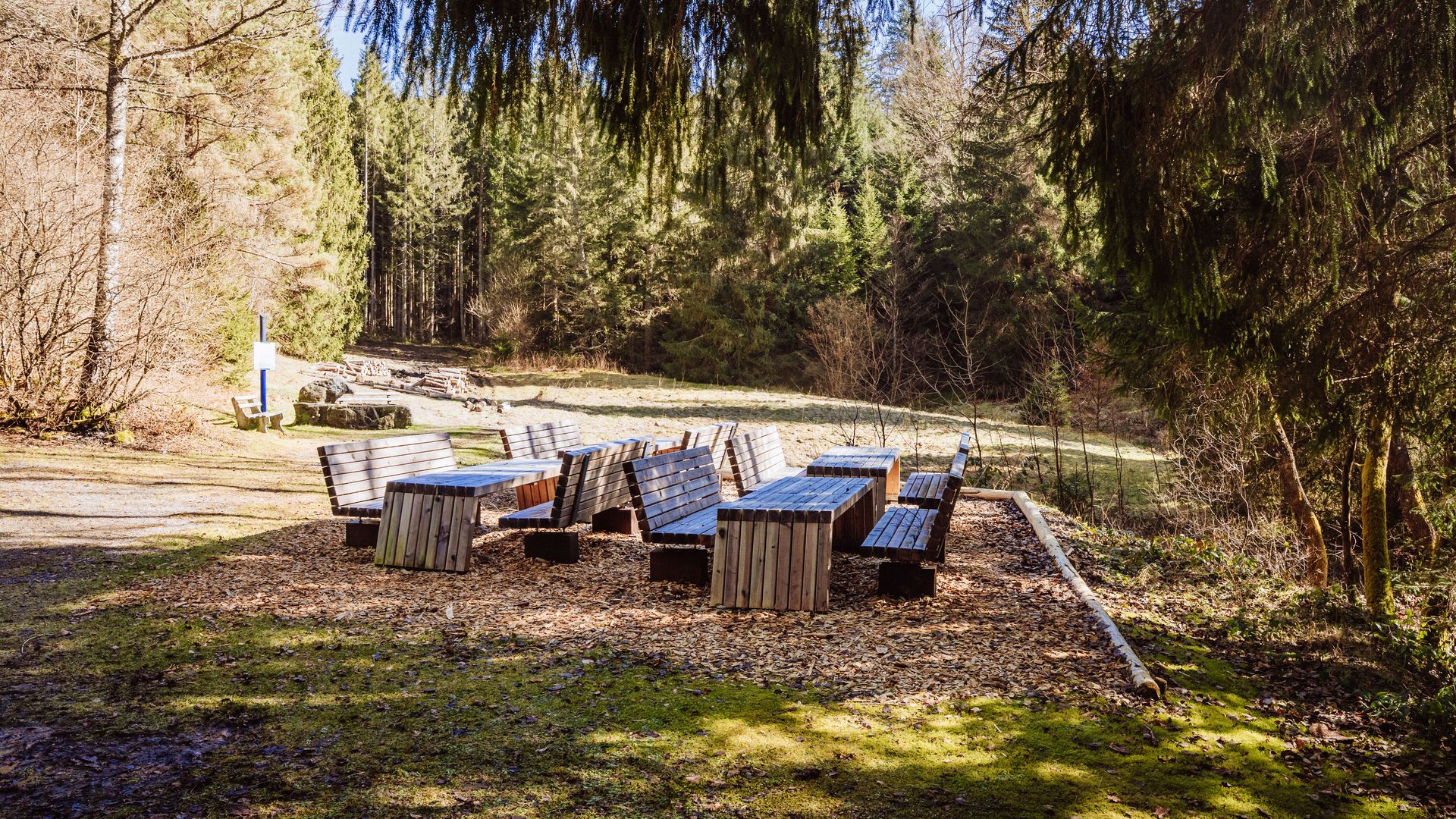 Sitzgelegenheiten an der Ellbachhütte in Baiersbronn-Mitteltal