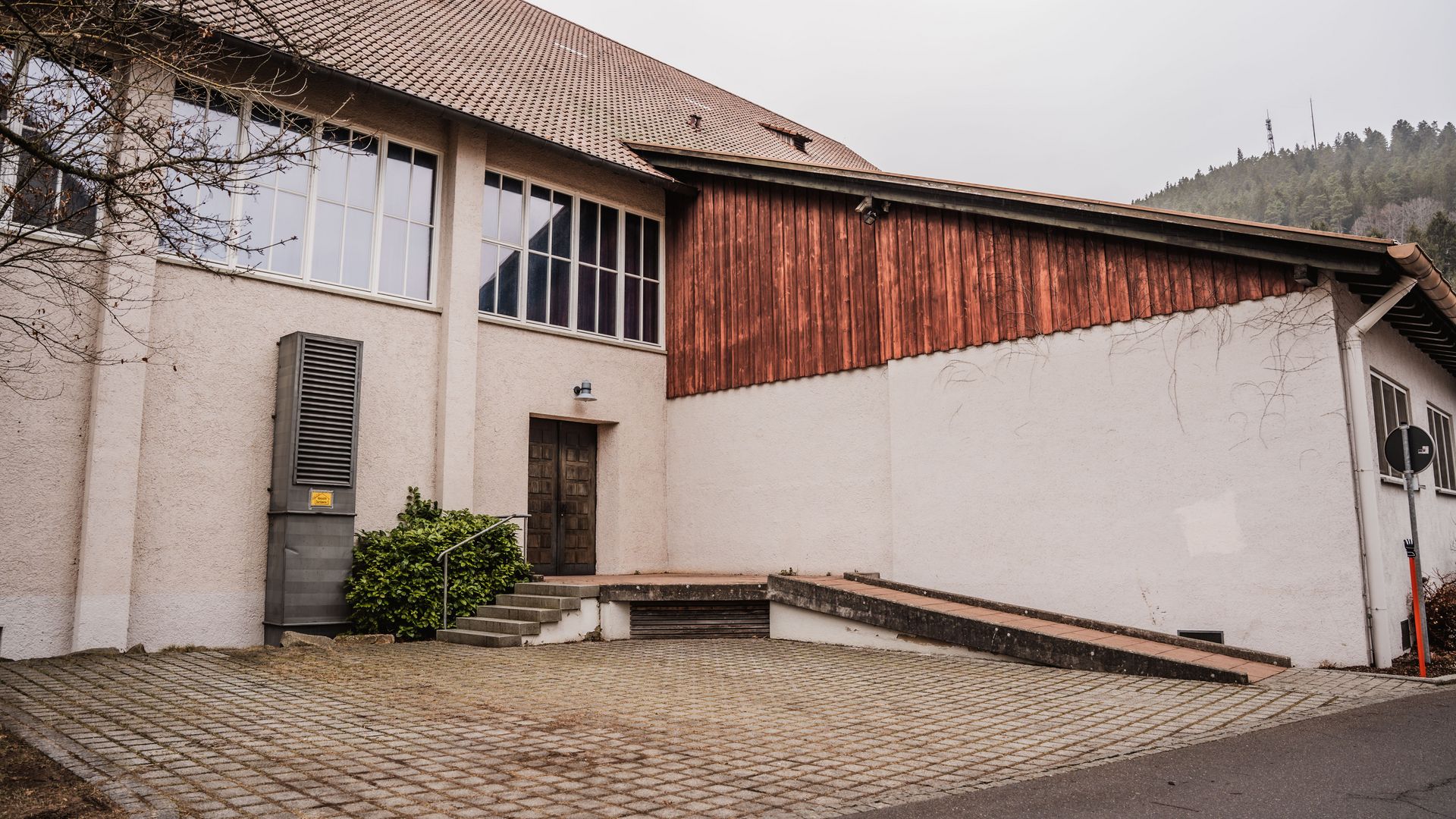 Seiteneingang mit Rampe an der Schwarzwaldhalle Baiersbronn