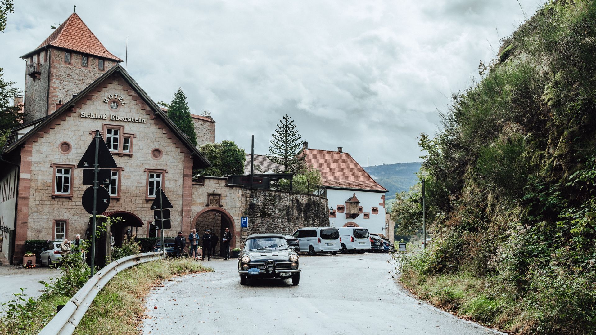 Ein Oldtimer fährt auf der Straße vor dem Schloss Eberstein