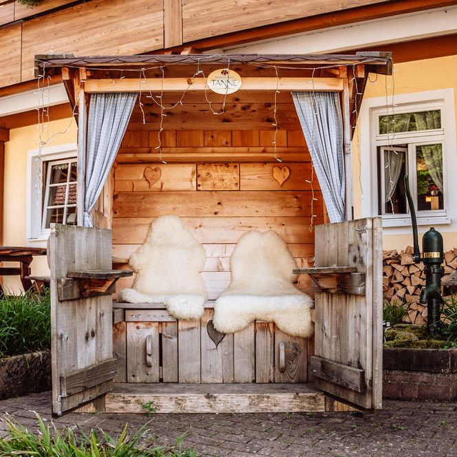 Kleine gemütliche Holzhütte vor dem Wellnesshotel Tanne in Tonbach lädt zum Verweilen ein