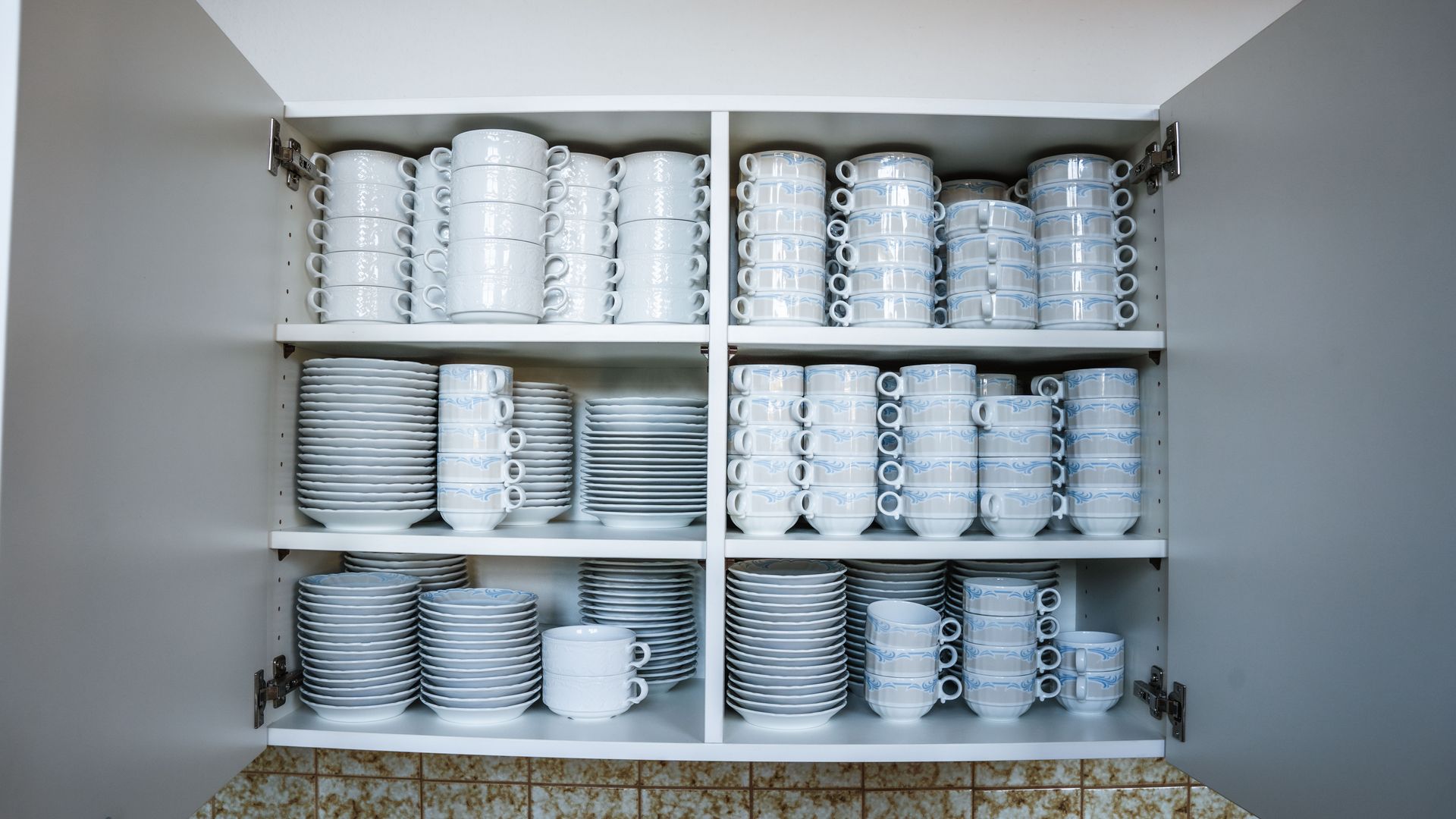 Geschirrschrank im Haus des Gastes in Tonbach
