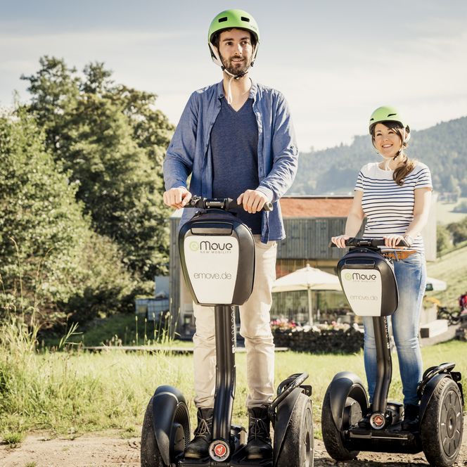 Zwei Personen fahren mit Segways durch Baiersbronn
