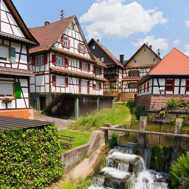 Bachlauf zwischen den Häusern in Gernsbach-Reichental