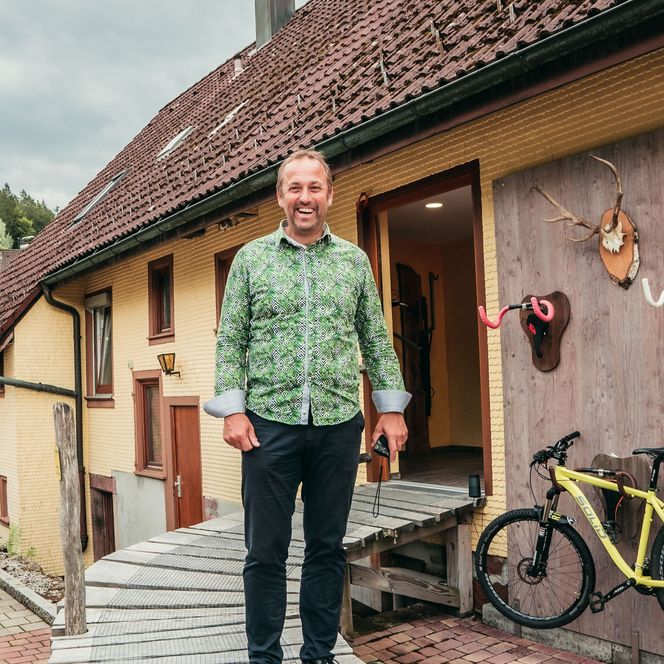Gastgeber Jörg Möhrle vor seiner Mountainbike Station beim Wellnesshotel Tanne in Tonbach
