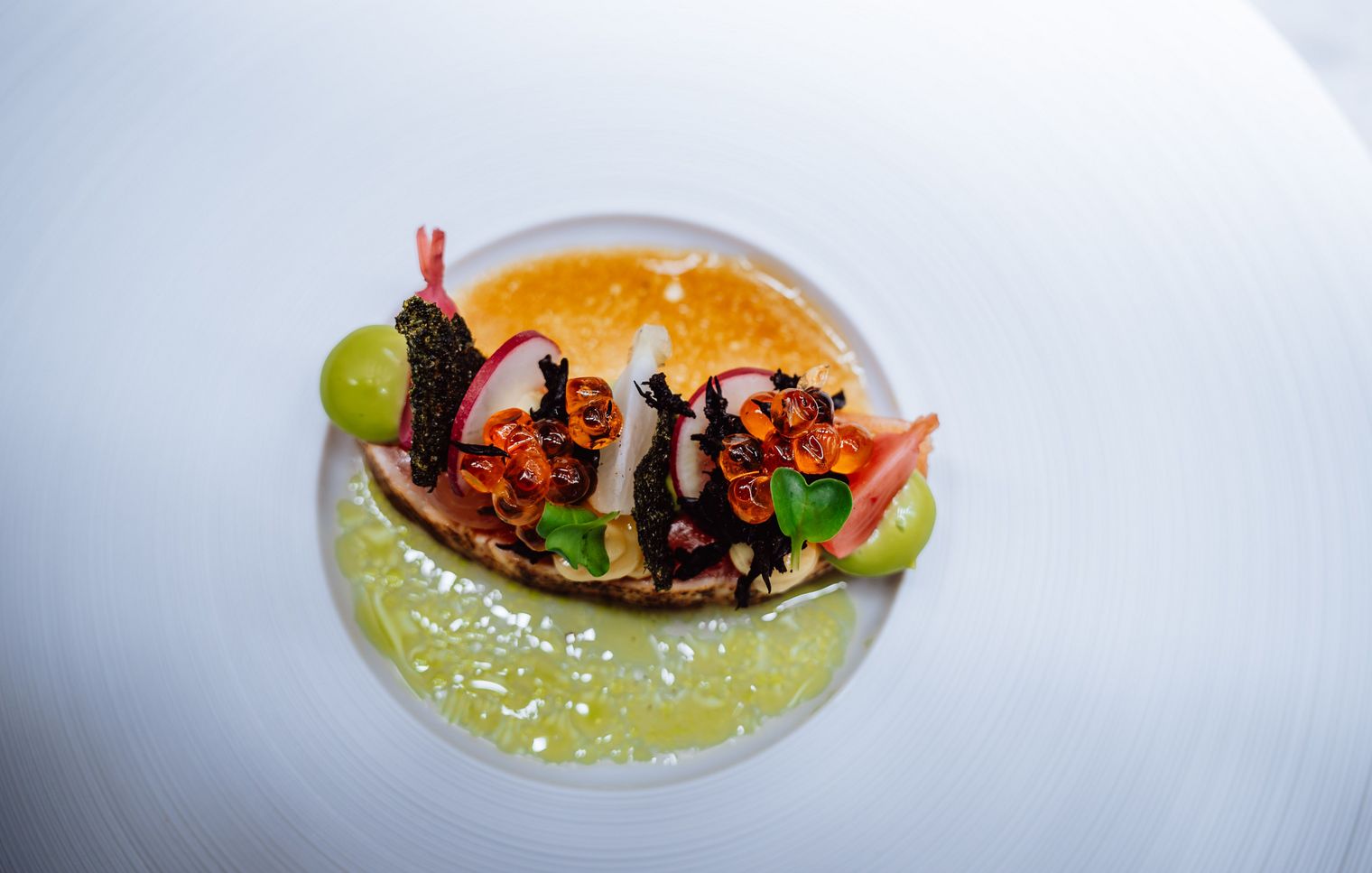 Gourmetgericht einer Sterneküche auf einem Teller angerichtet