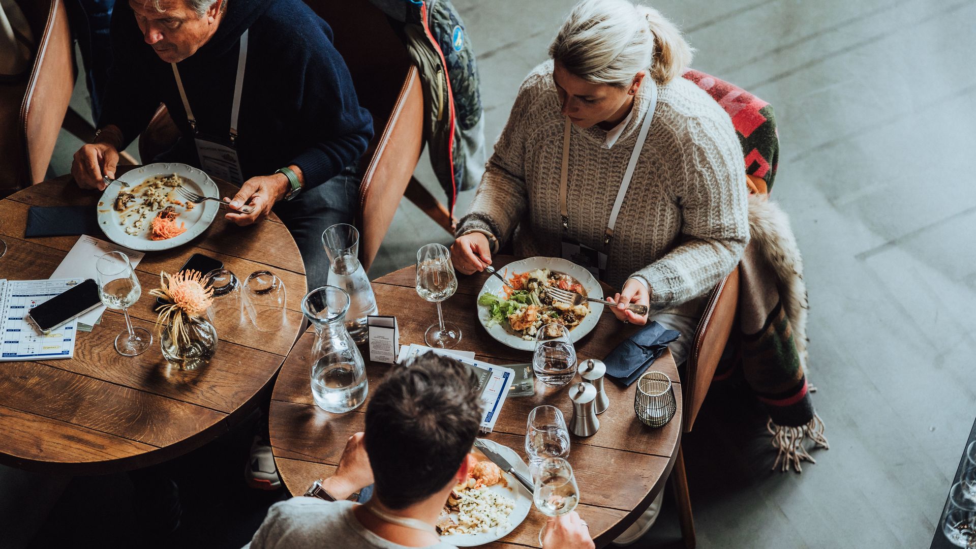 Teilnehmer der Baiersbronn Classic sitzen an einem Tisch beim Mittagessen